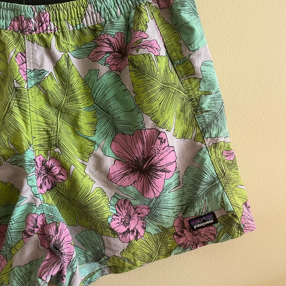 Women’s Tropical Print Patagonia Baggies Shorts 5” Inseam - Picture 2 of 4